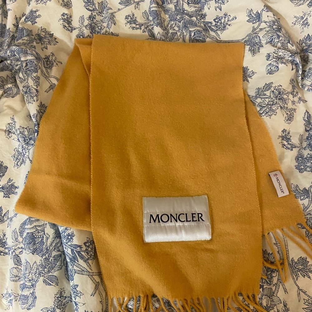 Moncler scarf in mustard